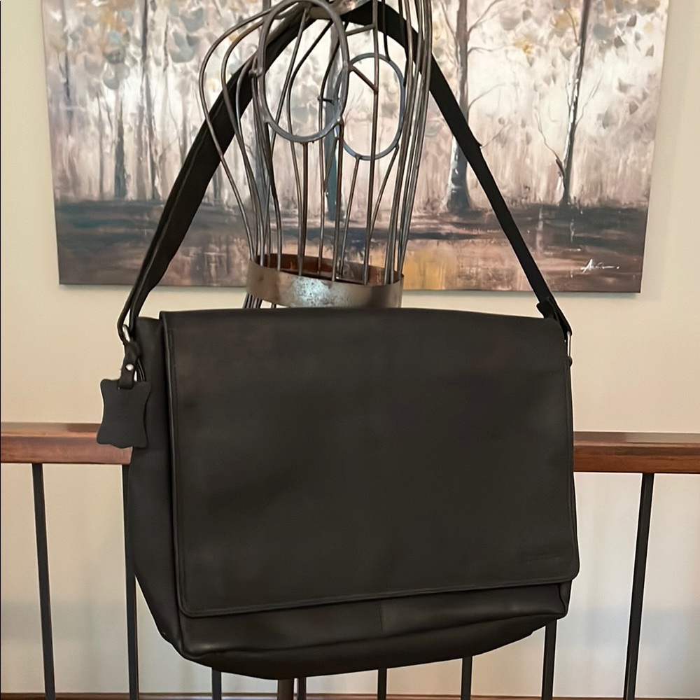 NEW LEABAGS Midnight Black Leather UNISEX Messenger Laptop Work School Bag